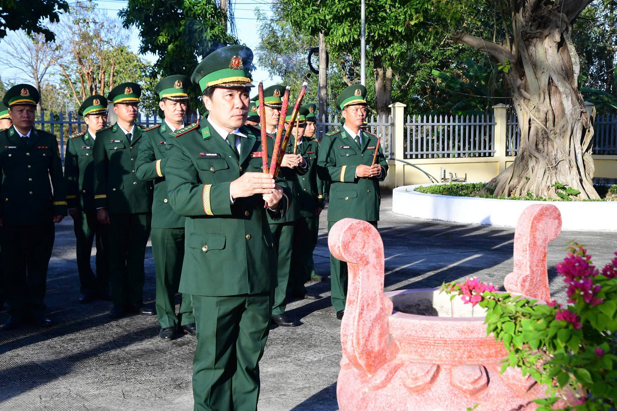 Đảng ủy, Ban Chỉ huy Bộ đội Biên phòng (BĐBP) tỉnh Đồng Nai tổ chức lễ dâng hương, dâng hoa tưởng niệm các anh hùng liệt sĩ tại Đồn Biên phòng Cửa khẩu quốc tế Hoa Lư